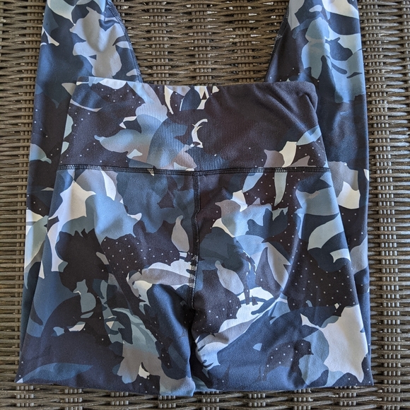 🔥 Old Navy High Waisted Leggings - Picture 2 of 5